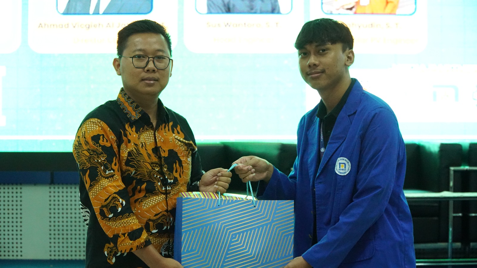 Penyerahan Kenang kenangan kepada Direktur Utama PT Sogy Energy Indonesia